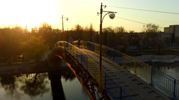 Homem na ponte drone por do sol vídeo, vídeo 4k — Vídeo de Stock