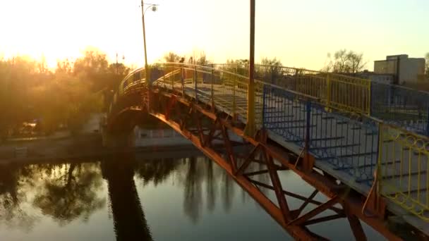 Человек на мостике видео заката беспилотника, 4k видео — стоковое видео