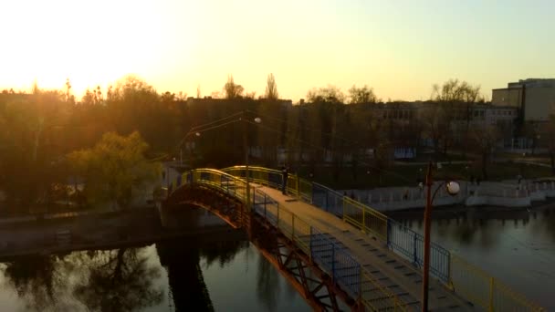 Man op de brug drone zonsondergang video, 4k video — Stockvideo