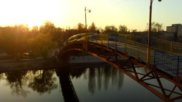 Homem na ponte drone por do sol vídeo, vídeo 4k — Vídeo de Stock