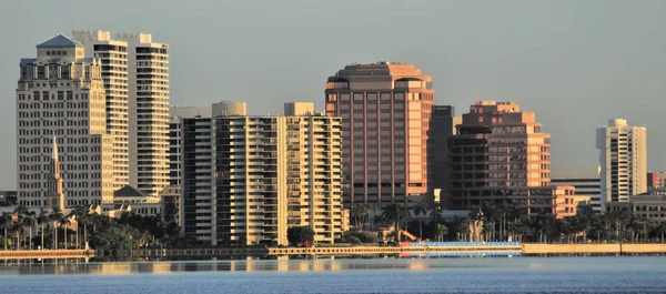 West Palm στον ορίζοντα — Φωτογραφία Αρχείου