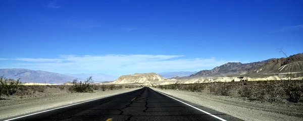 砂漠の高速道路 死の谷 カリフォルニアの近くの高速道路 — ストック写真