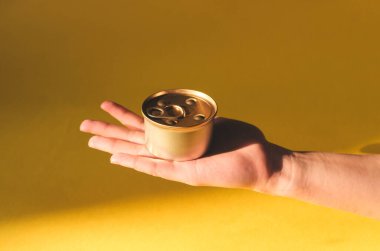 Kesilmiş el manzarası kedi maması veriyor.