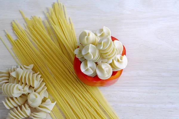 İtalyan makarna, spagetti ahşap arka plan üzerinde