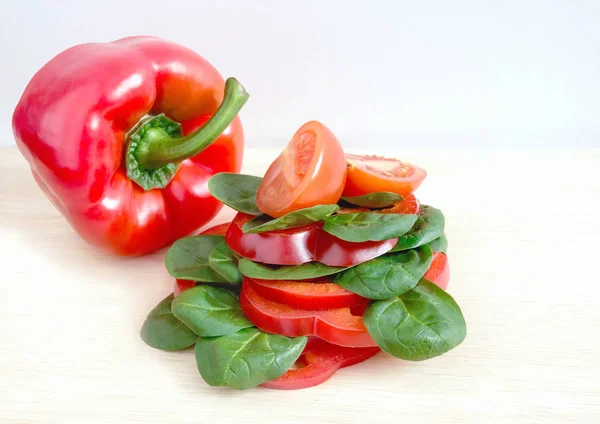 Sándwich con verduras, pimienta, tomate, lechuga en un bac ligero —  Fotos de Stock