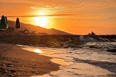 Sevenler için sunrice Sahilde buluşuruz. Gökyüzüne güneşin doğuşunu