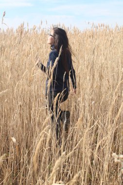 bir kız alanında bulrush dolu