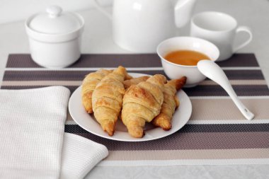 Kruvasan ile Fransız Kahvaltı