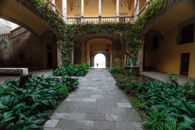 Kapı iç geçit inşa küçük adam