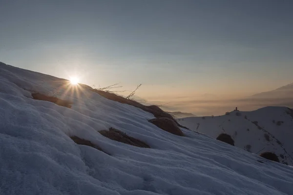 Wschód Słońca w górach Kaukazu w okresie zimowym, Gudauri — Zdjęcie stockowe