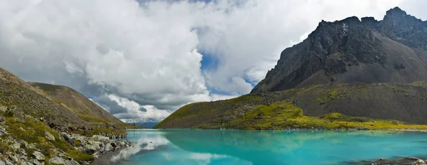 Splendida valle con vista sulle montagne e sul lago — Foto Stock