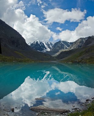 Güzel vadi dağ ve Göl Manzaralı 