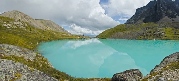 Splendida valle con vista sulle montagne e sul lago di Altaj — Foto Stock