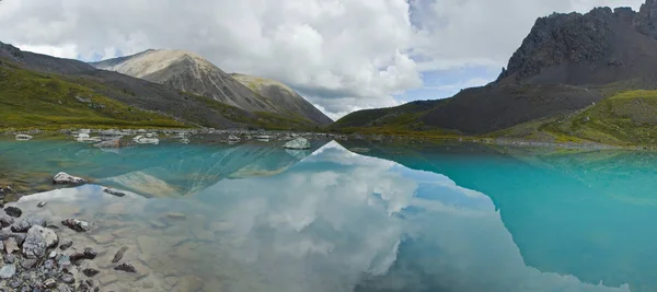 Splendida valle con vista sulle montagne e sul lago — Foto Stock