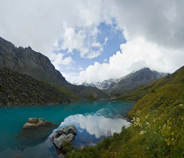 Vale bonito com vista para as montanhas e lago — Fotografia de Stock