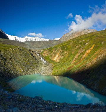 Dağlara manzaralı göl ayna