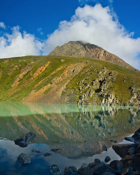 Lake mirror  with view to hill — Stock Photo, Image