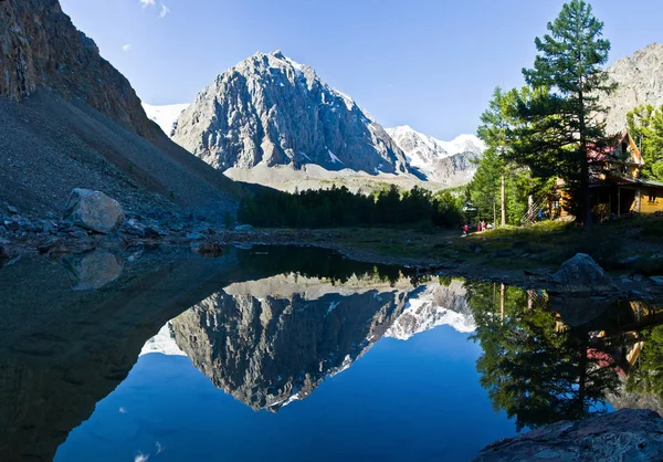 Splendida valle con vista su montagne, alberi e lago — Foto Stock