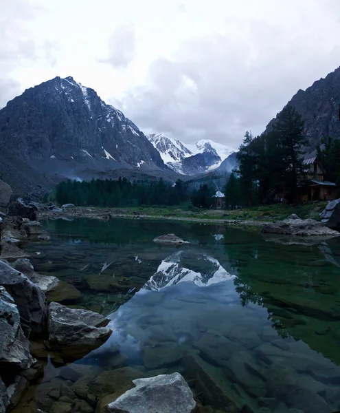 Splendida valle con vista su montagne, alberi e lago — Foto Stock