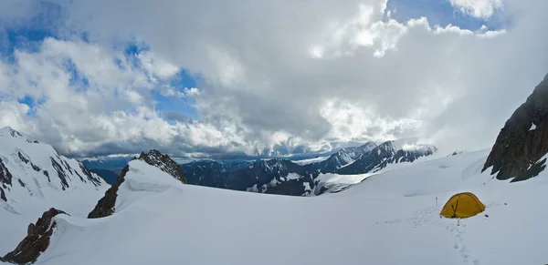 Палатка в снежных горах на вершине холма — стоковое фото
