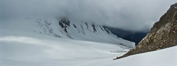 Снежные горы в облаках, панорама — стоковое фото
