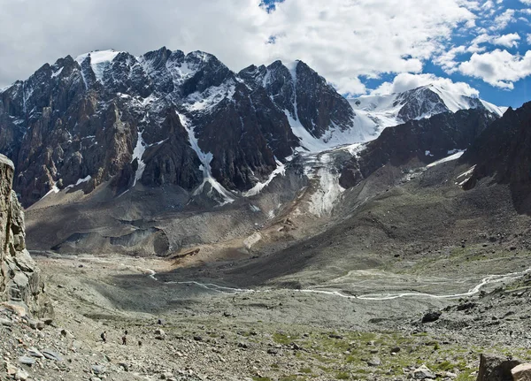 Valle con vista sulle montagne e gli escursionisti — Foto Stock