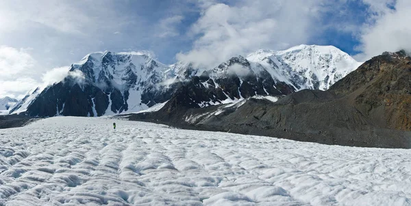 Panorama över dalen med utsikt över snö berg och alpinist — Stockfoto