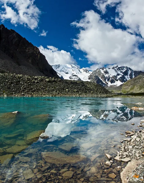 Beautifull turquoise lake with view to mountains — Stock Photo, Image