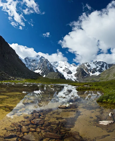 Hermoso lago claro con vistas a las montañas — Foto de Stock
