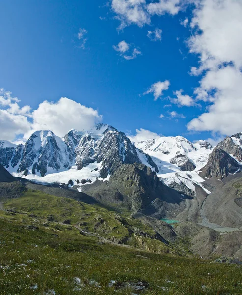 Splendida valle con vista lago e montagne — Foto Stock