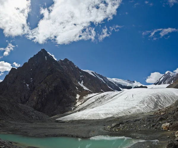 Valle con vista sulle montagne e gli escursionisti — Foto Stock