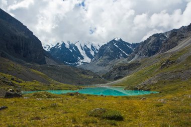 Güzel vadi dağlar ve turkuaz Gölü manzaralı