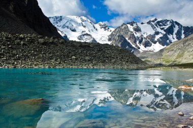 Güzel vadi dağlar ve turkuaz Gölü manzaralı