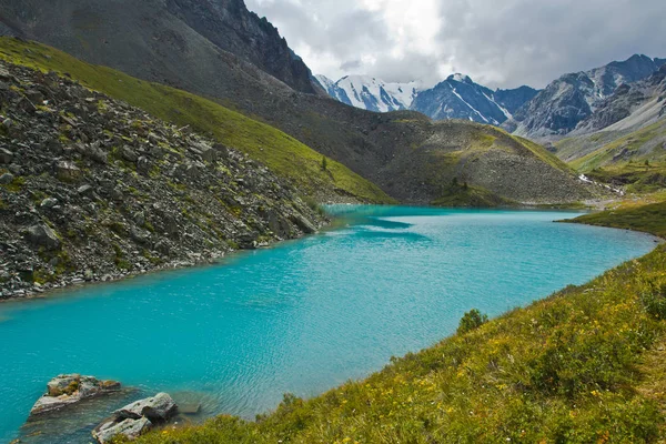 Vale bonito com vista para as montanhas e lago azul-turquesa — Fotografia de Stock