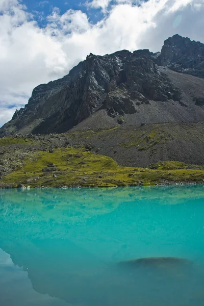 Vale bonito com vista para as montanhas e lago azul-turquesa — Fotografia de Stock