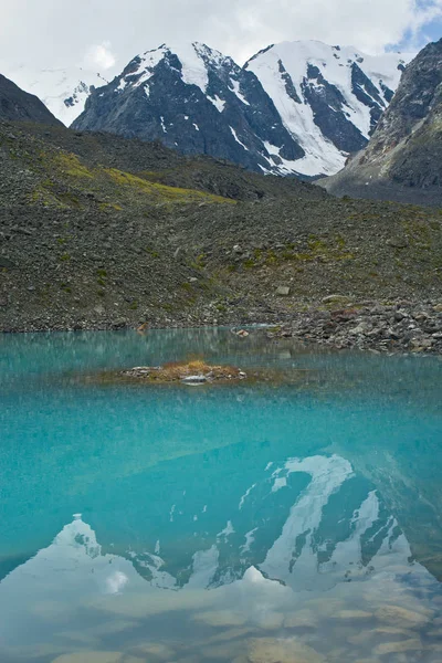 Wunderschönes Tal mit Blick auf Berge und türkisfarbenen See — Stockfoto