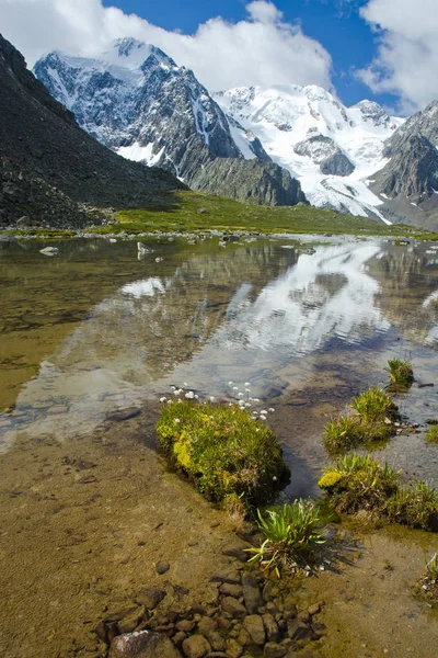 Beautifull valley with view to mountains and turquoise  lake — Stock Photo, Image