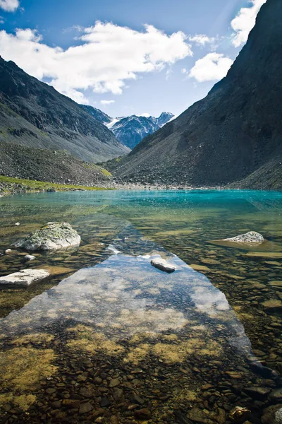 Vale bonito com vista para as montanhas e lago azul-turquesa — Fotografia de Stock