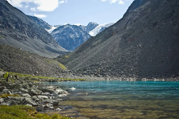 Vale bonito com vista para as montanhas e lago azul-turquesa — Fotografia de Stock