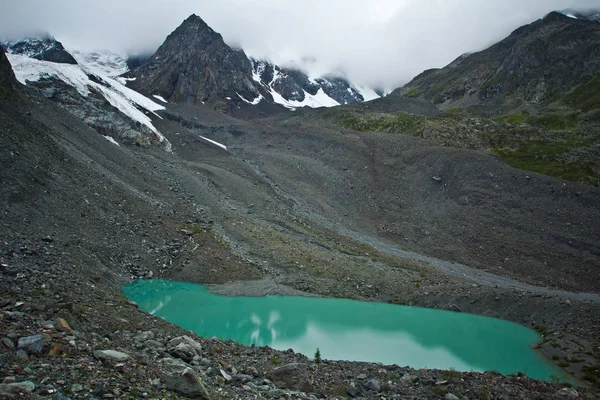 Hermosa vista a las montañas y el lago claro — Foto de Stock