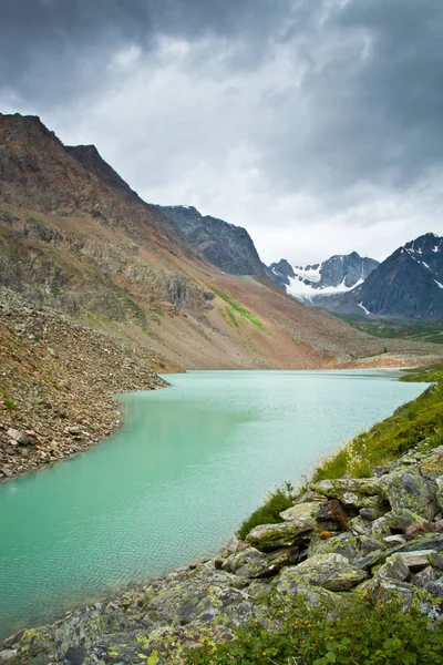 Beautifull  view to mountains and clear lake — Stock Photo, Image