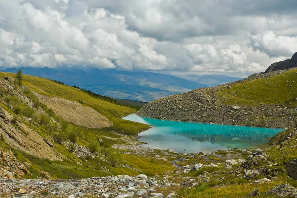 Beautifull valley with view to mountains and turquoise lake — Stock Photo, Image