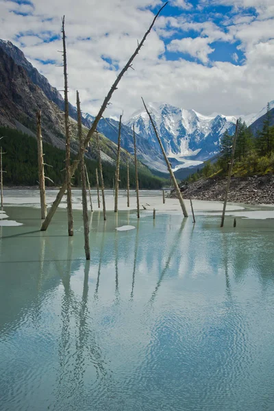 Beautifull  view to snow mountains and clear lake — Stock Photo, Image