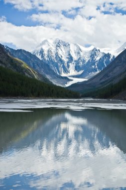 Güzel görünüm kar dağlar ve açık göl