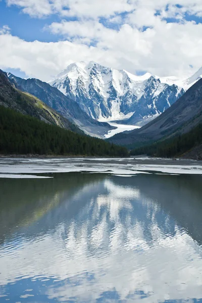 Beautifull  view to snow mountains and clear lake — Stock Photo, Image