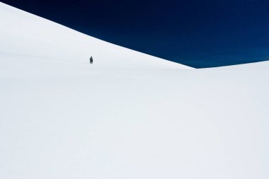 Dağcı buzulun üzerinde kar dağlarda