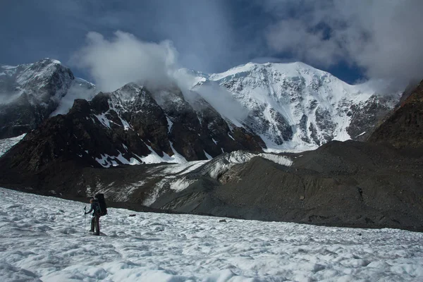 Belle vallée avec vue sur les montagnes de neige et randonnée pédestre sur le glacier — Photo