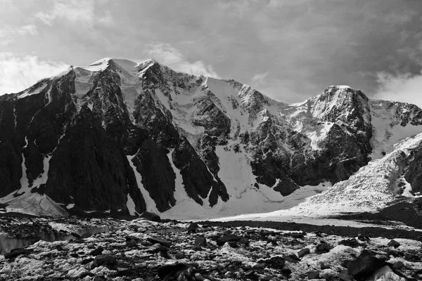 Splendida valle con vista sulla neve alta montagna sotto la luce del sole — Foto Stock