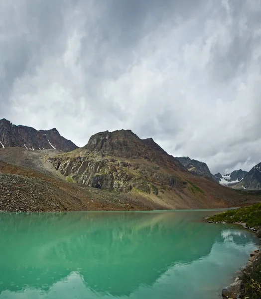 Splendida valle con vista sulle montagne e sul lago — Foto Stock