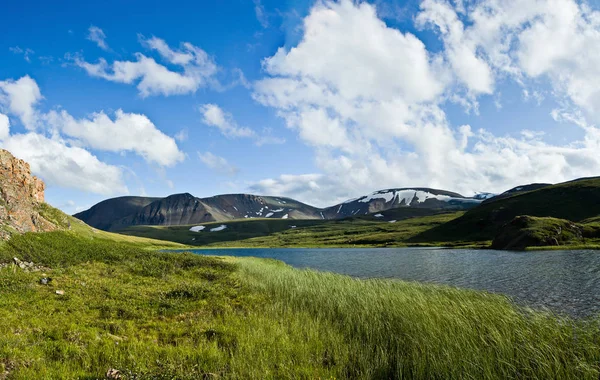 Hermoso valle con vistas a las montañas y al lago — Foto de Stock